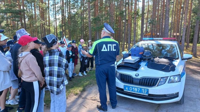 В рамках «Каникул» сотрудники полиции посетили два летних лагеря в Крестецком районе