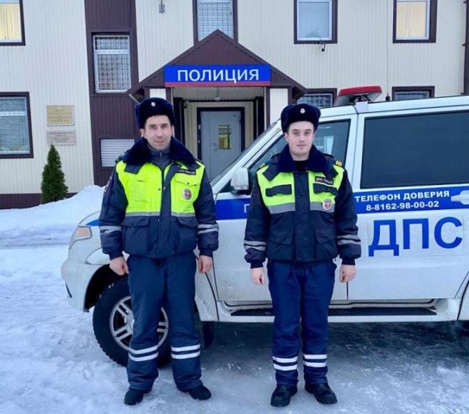 Новгородские автоинспекторы помогли водителю устранить поломку грузового автомобиля и безопасно продолжить движение